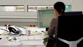 Ce salariu are o secretară de scoală în România? Iată cât câștigă în fiecare lună!